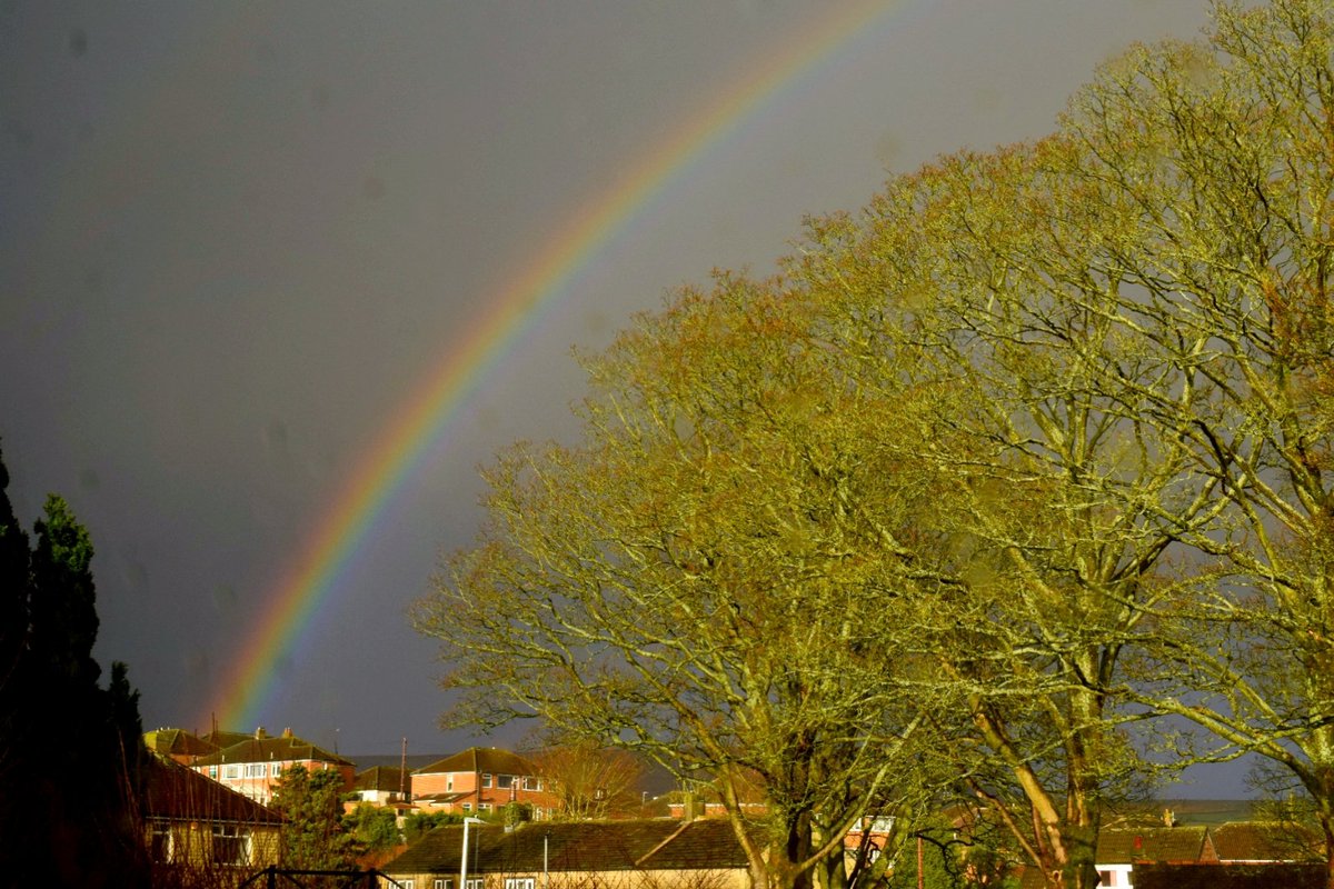 Lovely #rainbow this morning inbetween massive hail showers 😊🌈 <a href="/StormHour/">#StormHour</a> @JonMitchellITV <a href="/metoffice/">Met Office</a> #StormEunice #loveukweather #Meltham #Yorkshire