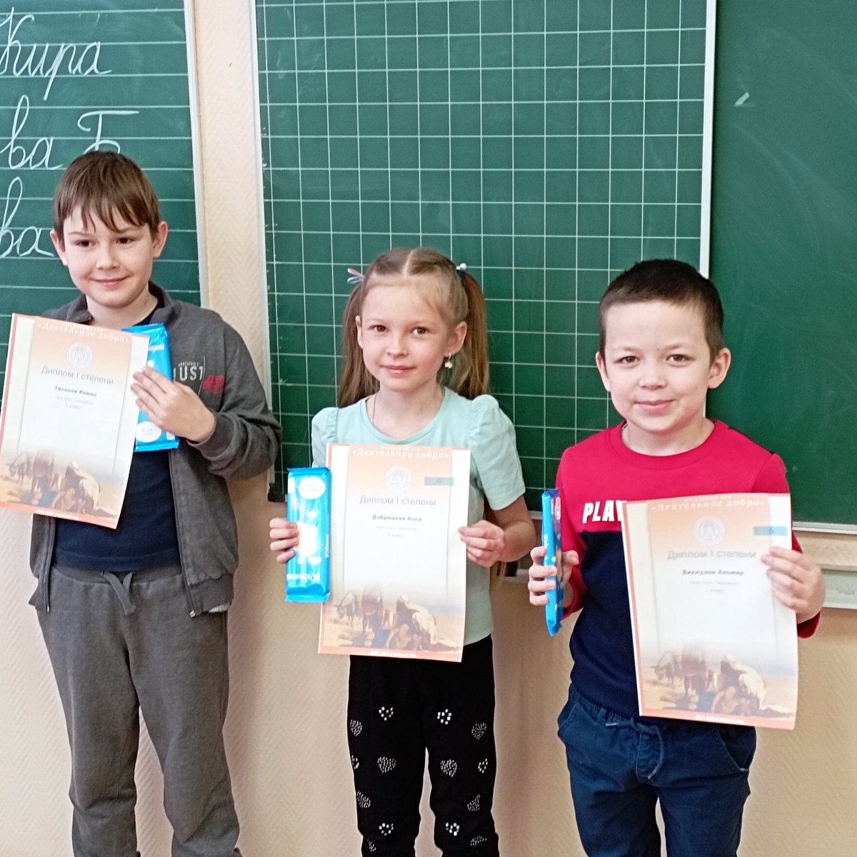 Второй триместр закончился традиционным вручением грамот и дипломов, а также "Зарницей"! Победила пехота!!!! Но хорошее настроение обеспечено всем!!!!!