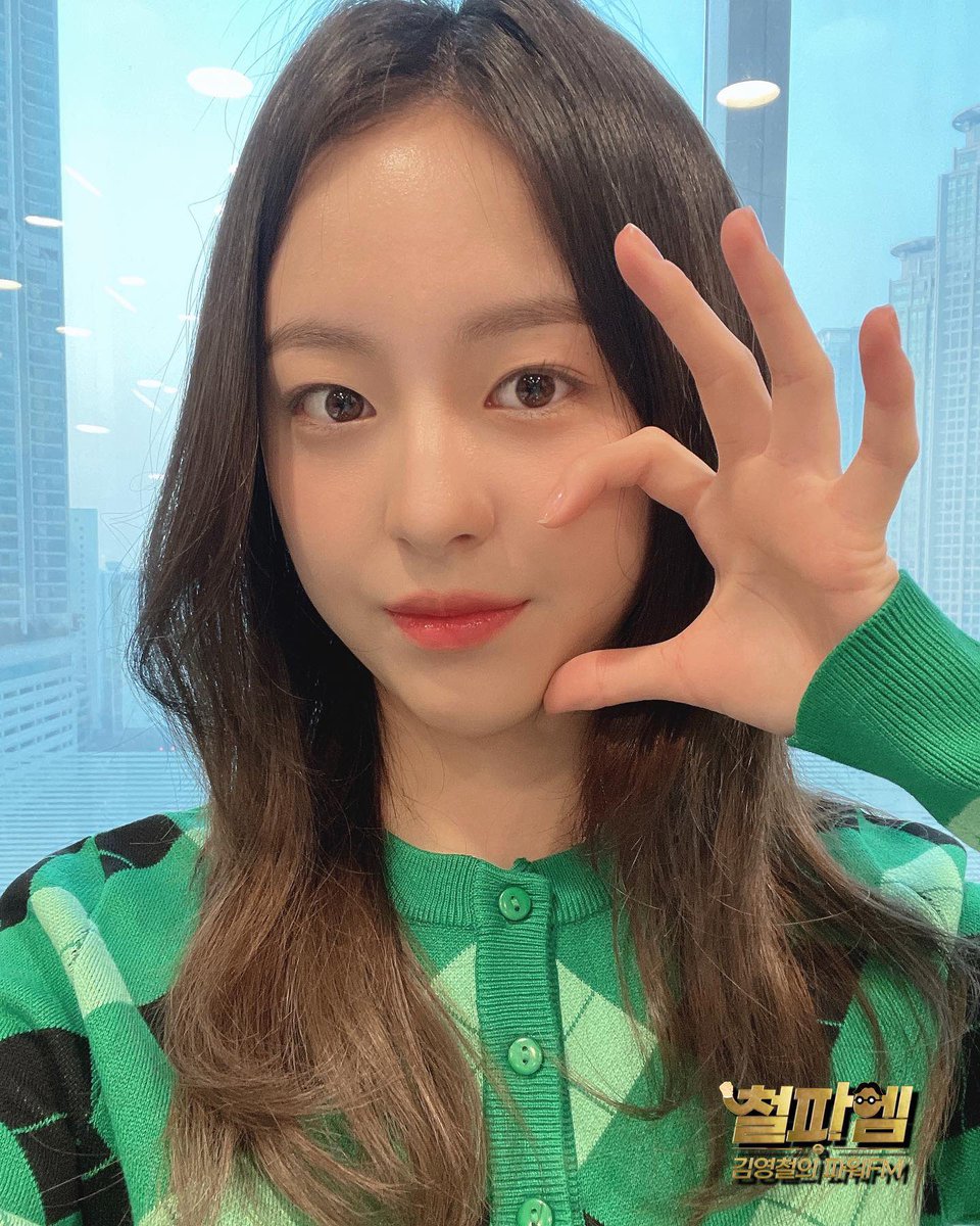 PARKJIIHU's tweet photo. When someone said the girl with eyes that saved the whole world, red cheeks and rosy lips existed, it was me! Maybe the world is treating you badly these days, but here i am to cheer up your day. This selca was taken while doing a live broadcast with SBS, make sure you watch it! https://t.co/fsSzahqyCe