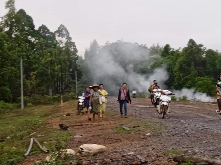 Since the junta terrorists arbitrarily shot large weapons to Pawa village, #Tanintharyi town in this evening, hundreds of local civilians have just fled to the deep jungles and unsafe places .

#WhatsHappeningInMyanmar 
#GlobalArmsEmbargo 
#2022Feb18Coup