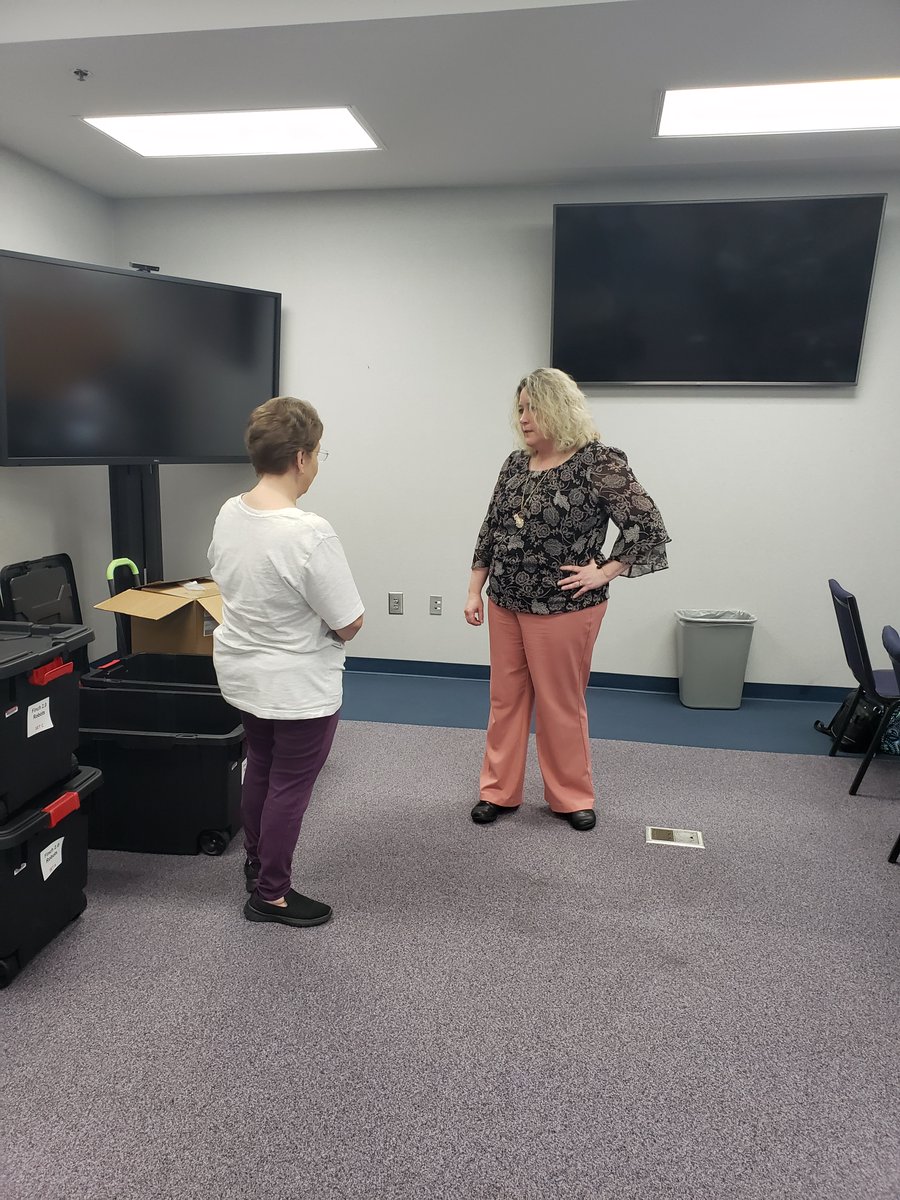 Cindy110200's tweet photo. Computer Science is alive and well!  MC learning how to program the new "Finch Robots"  @STEMWestorg @dottieroseLLC #birdbraintechnologies   Thank you Jeanna Goodson, Dr. Sharon Jones and Carol Moore!
@CCSITF https://t.co/2mZQPbjiO1