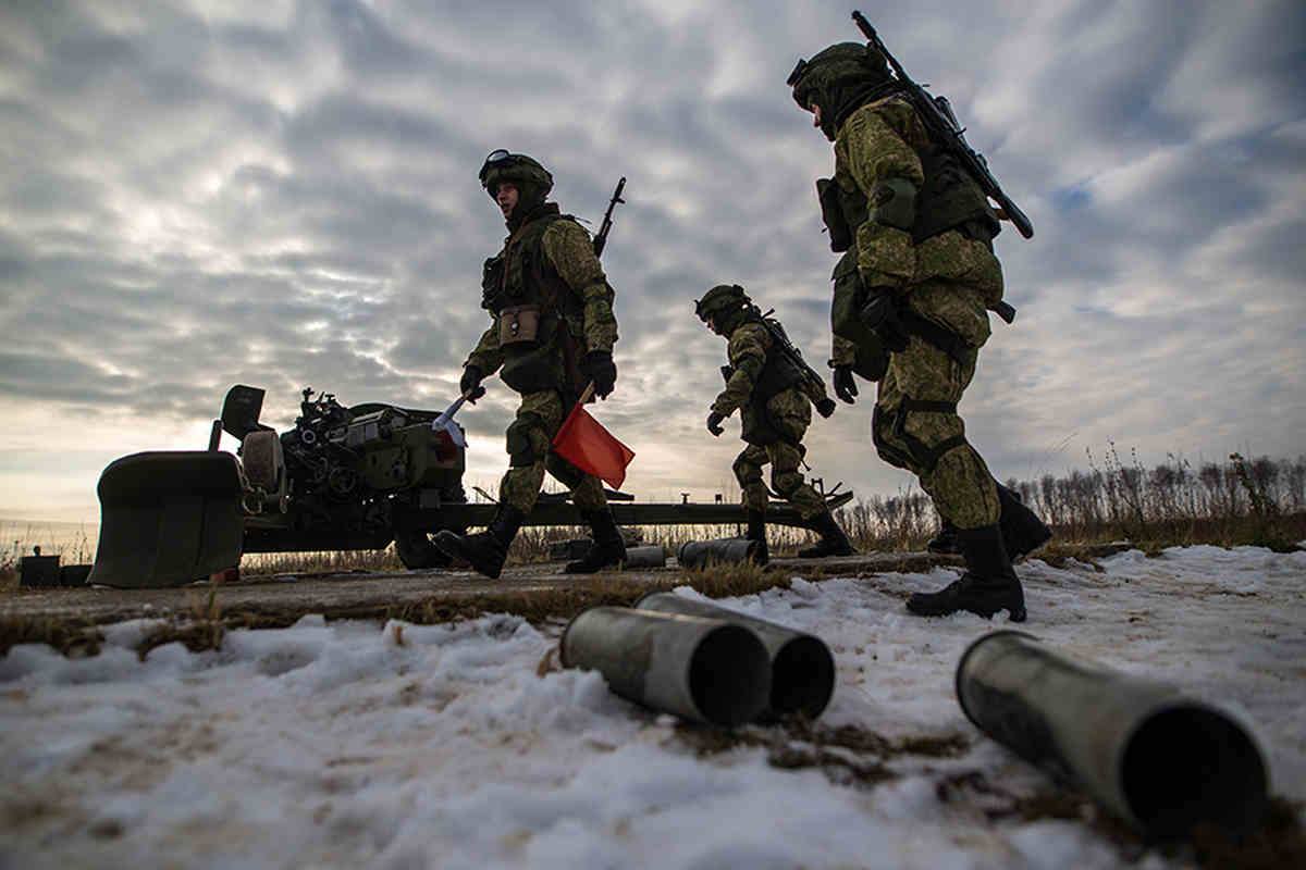 Военное нападение россии. Военная угроза. Опасные военные. Военные угрозы России. Военная опасность и Военная угроза.