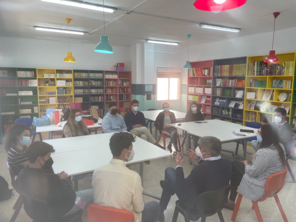 MaristasMalaga's tweet photo. Hoy despedimos a un buen grupo de prácticos de @Educacion_UMA y lo hacemos compartiendo en un encuentro con dirección y jefatura de estudios la experiencia y aprendizaje de estos meses.

#GenerandoTalento #SomosEducación  #maristas #masqueaulas https://t.co/WmEwy3GUS2
