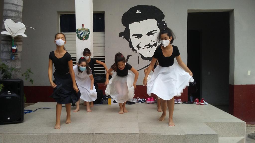 #Cuba #DMECienfuegos #18DeFebrero  #DiaDelInstructorDeArte Felicidades para estos profesionales que dia a día elevan la cultura de nuestros educandos #Bjm #SoyInstructorDeArte #CubaMined <a href="/UJCdeCuba/">UJC de Cuba</a> <a href="/bjm_arte/">Brigada de Instructores de Arte José Martí</a> <a href="/CubaEsCultura/">MinCult - Cuba</a> <a href="/CubaMined/">MINED</a> <a href="/elsa_ena/">Ena Elsa Velázquez Cobiella</a> <a href="/DarvelisCarrac3/">Darvelis Carracedo</a> <a href="/NuriaGarcaReye6/">Nuria García Reyes</a>