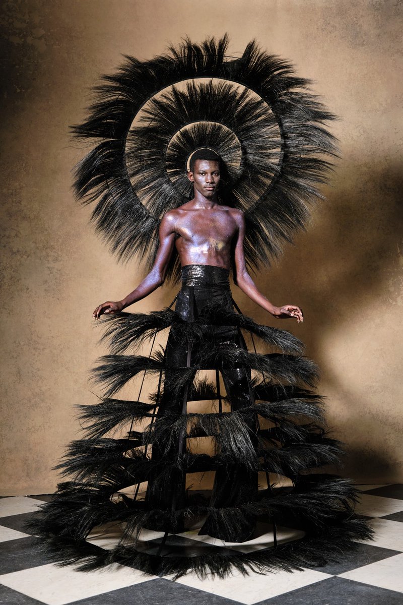 Comenzamos el día con piezas mágicas y estructurales de Harris Reed para su Fall 2022 ¿lo mejor? Que <a href="/trinidadeviag/">trinidad evia</a> está en el lookbook. 😍😍😍