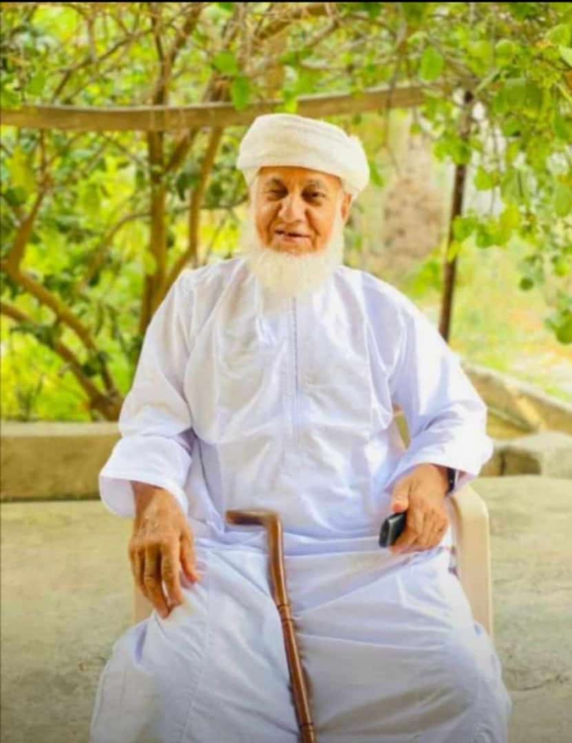 يأتي المعلم حاملا مشاعل النور فيمضي منيرًا للعقول والقلوب فيضحي بما لديه من نور لأجل أن يرى نور العلم في سيماء تلاميذه ومنذ فجر النهضة والوالد والأستاذ عباس بن مالك الخروصي يُنير العوابي وأبناءها بأنوار مشعله، واليوم نفقد هذا النور الوضاء، إنّ الذين يحملون مشاعل النور لا يموتون.