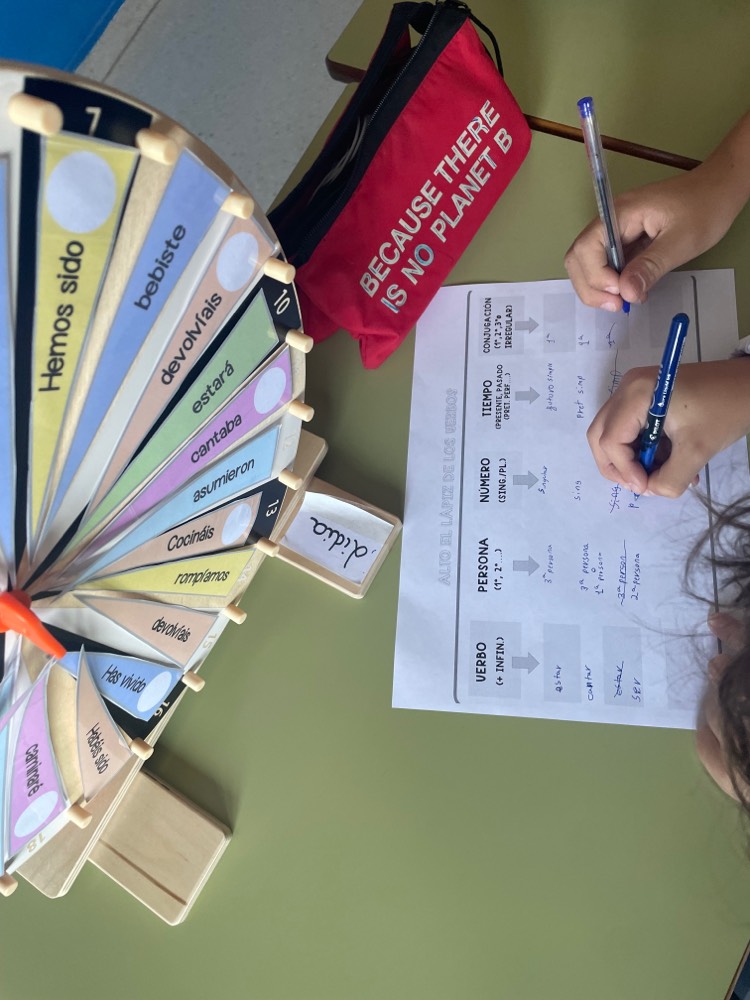 ColegiosElValle's tweet photo. ¡Alto al #lápiz¡ ✏️
En #6EPD repasamos los #verbos de una manera dinámica y diferente 🎡
#ColegiosElValle #Lengua #AprenderJugando #MetodologíasActivas #ProyectoEducativo #EducaciónPrimaria #SCH #ElValle https://t.co/Bfb2bAbol2