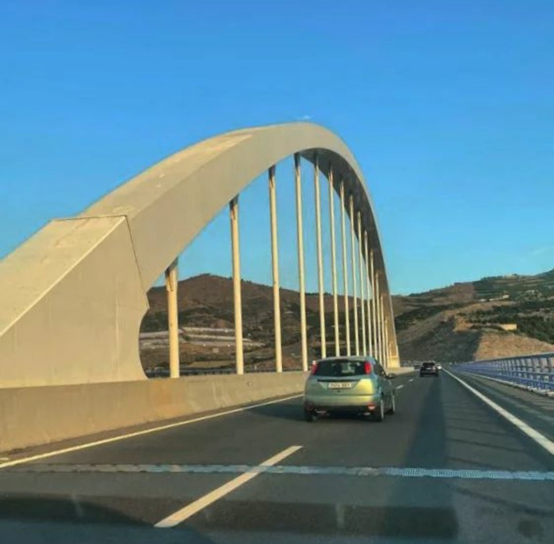 rafarsur's tweet photo. Buenas tardes #viernesdepuentes

Hoy el puente sobre el río Guadalfeo, en la A7 (Autovía del Mediterráneo, tramo Nerja-Motril), en las proximidades de Lobres (Granada).

De @FHECOR ingenieros. https://t.co/kZ8KlvRdpm