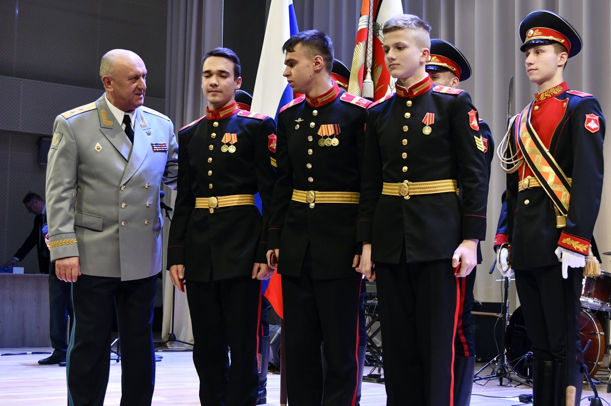 В Тверском Суворовском военном училище состоялось торжественное мероприятие, посвященное Дню защитника Отечества.  
От имени депутатов областного парламента  преподавателей и воспитанников СВУ с праздником поздравил председатель комитета по социальной политике ЗСТО Артур Бабушкин