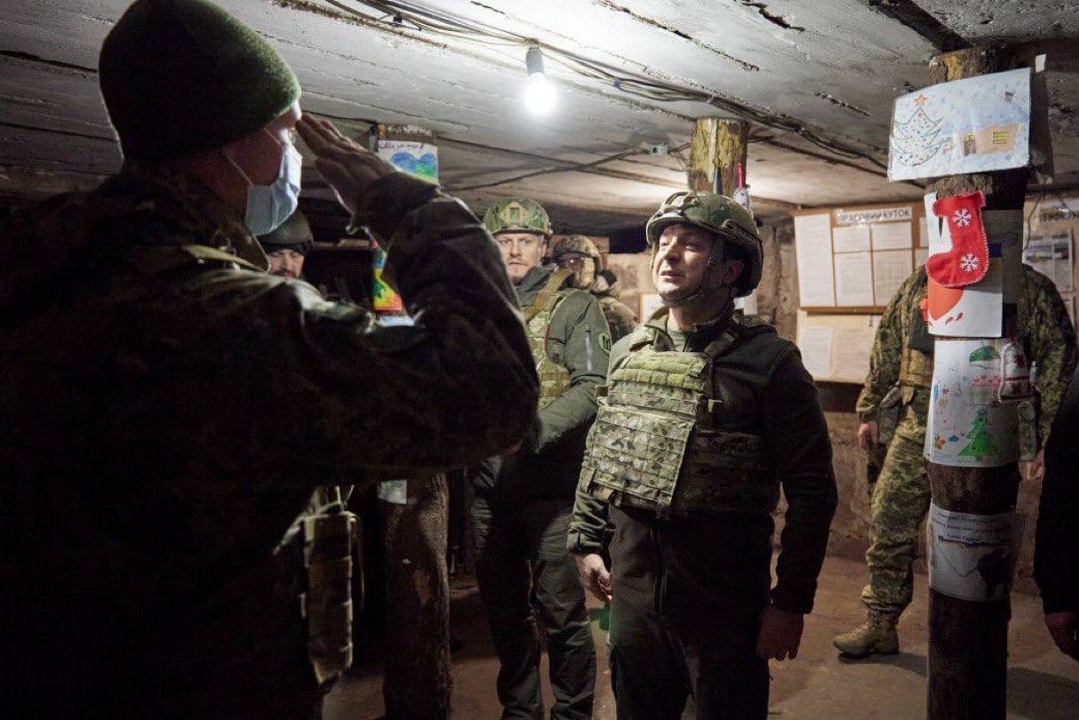 События в связи с украиной. Резервисты в Российской армии. Солдат украинской армии. Украинские военные в бронежилетах и шлемах.