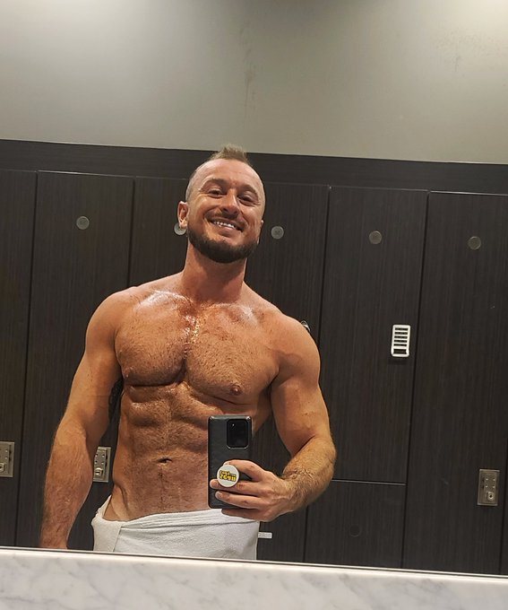 Watch HunkyMonkeyBrayden's leaked NSFW photo on TwXstars