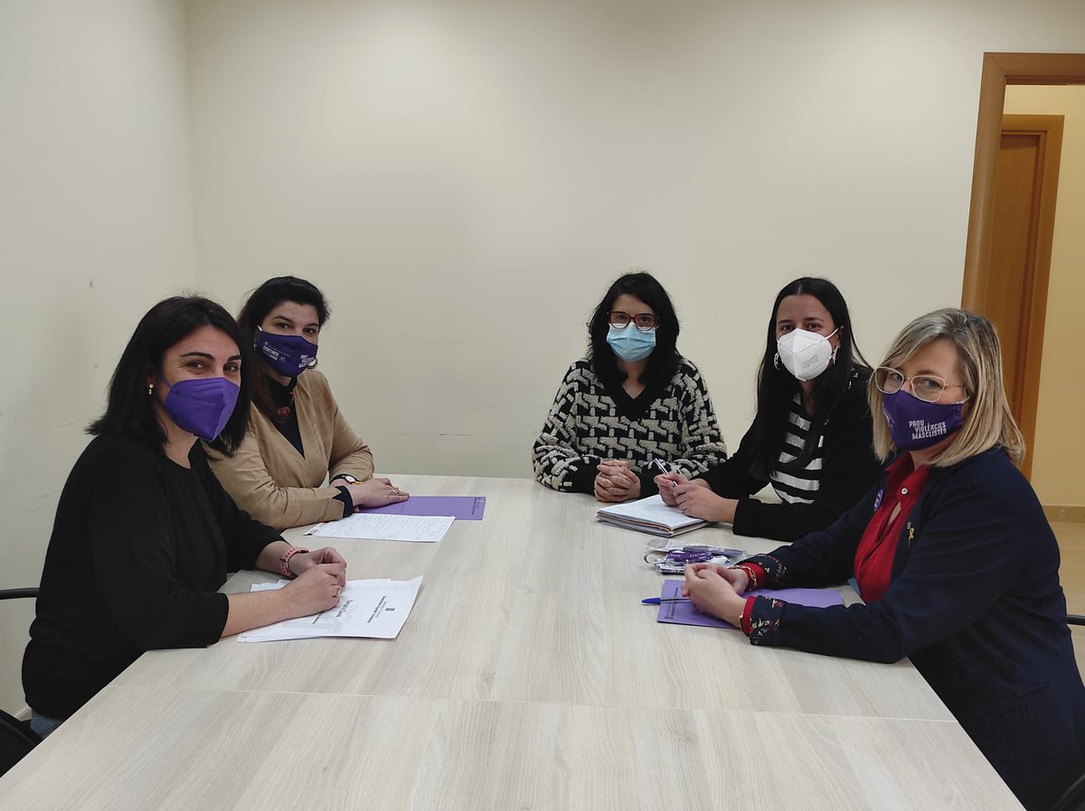 icdones's tweet photo. Avui ens hem reunit amb les companyes dels serveis d’Informació i Atenció a les Dones #XarxaSIAD del @CCTerra i del @ccriberaebre.

Fem diagnosi i balanç dels serveis a les #dones a aquestes comarques i garantim l'accés als nostres drets.

#ICDObert
#CatalunyaFeminista https://t.co/MRioEyTn8n