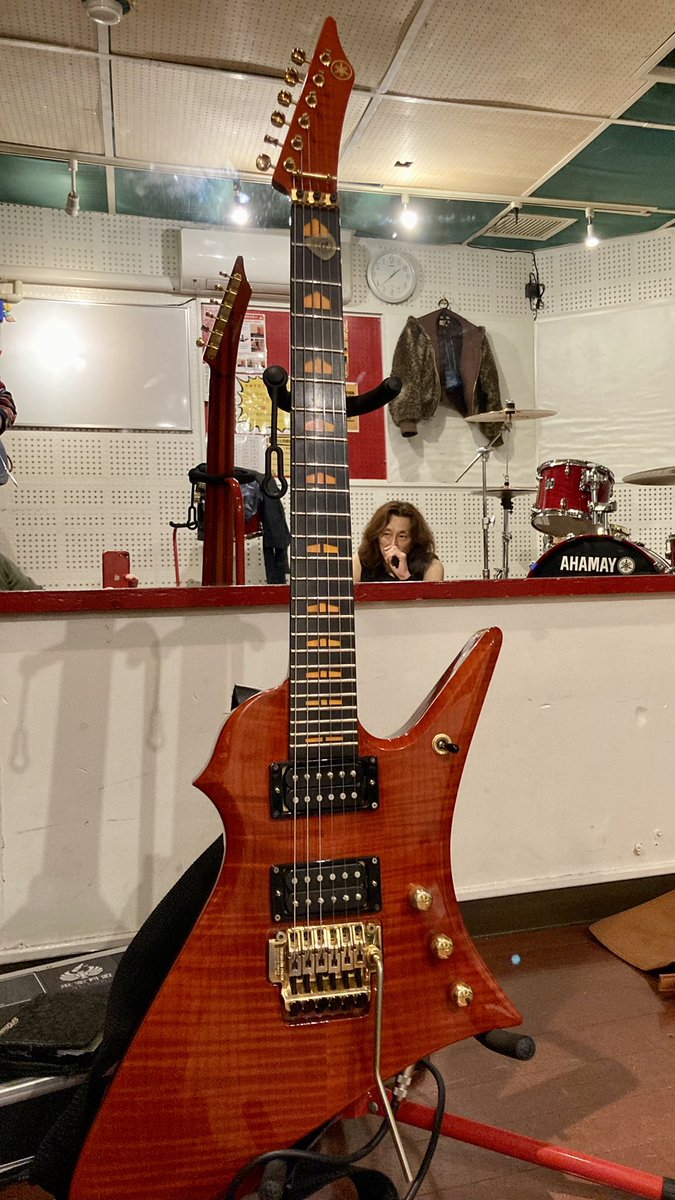 kohlovesguitar's tweet photo. 明日NO.B(numberB)でデビューするYAMAHA HR custom
#KyojiTWJ
#山本恭司
#HR
#YAMAHA
#numberB https://t.co/OgK3cSOoR9