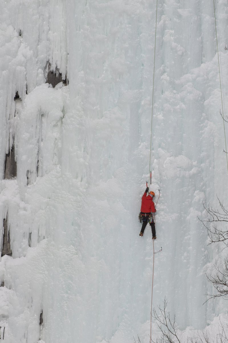 JRCCTrentCCCOS's tweet image. LeSaviezVous? Les #TechR&amp;amp;S de l&apos;@ARC_RCAF œuvrent dans les conditions météorologiques et sur les types de terrains et les plus difficiles du monde.  Nos techniciens s&apos;entraînent présentement à l&apos;escalade de glace à Chicoutimi, Qc, avec l’#Esc 439 dans le cadre d’un «Mountain Ex»