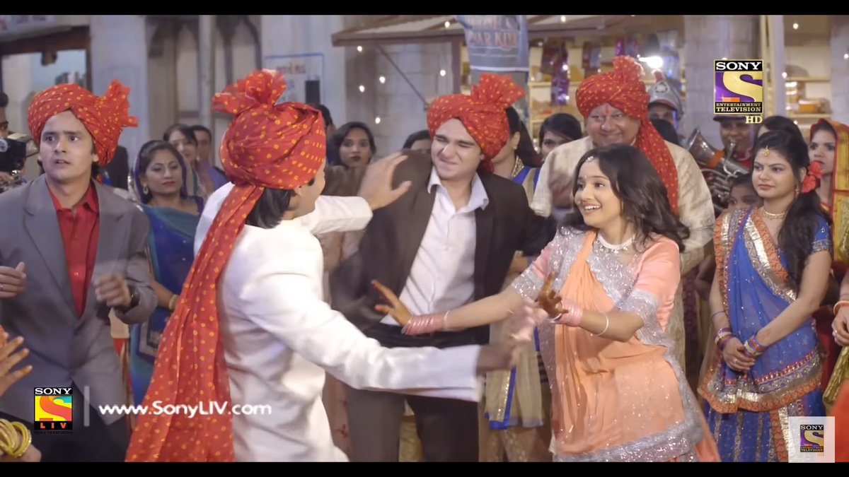 Hello YUDKBHians!
It's Friday evening.🥳

Enjoyed Samaina's dance in this seq?😀We all were shocked first seeing it.

Remember whom it was originally shot on?? Tell d movie name too.😁😁

Share your reaction to this seq.

#YehUnDinonKiBaatHai #yudkbh
#90smovies #RetroBollywood