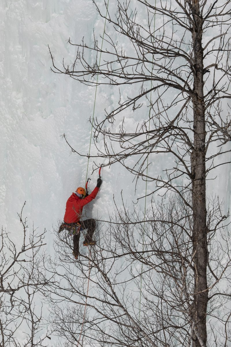 JRCCTrentCCCOS's tweet image. LeSaviezVous? Les #TechR&amp;amp;S de l&apos;@ARC_RCAF œuvrent dans les conditions météorologiques et sur les types de terrains et les plus difficiles du monde.  Nos techniciens s&apos;entraînent présentement à l&apos;escalade de glace à Chicoutimi, Qc, avec l’#Esc 439 dans le cadre d’un «Mountain Ex»