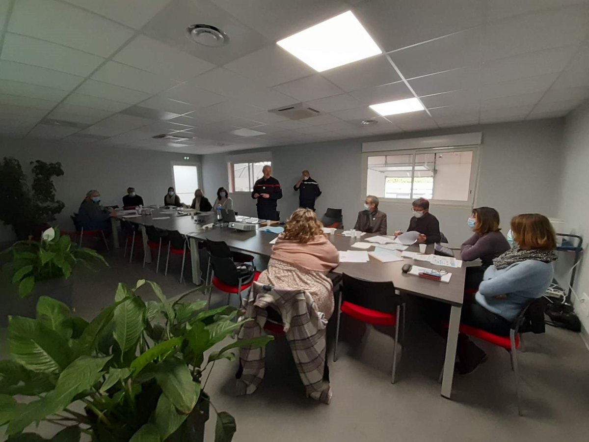 sdis47's tweet photo. Première session de sensibilisation au @sdis47 à destination d'élus et d'agents chargés de la mise en œuvre du Règlement Départemental de la DECI et de l'instruction des dossiers d'urbanisme.
@Prefet47 https://t.co/bLsW16FLrh