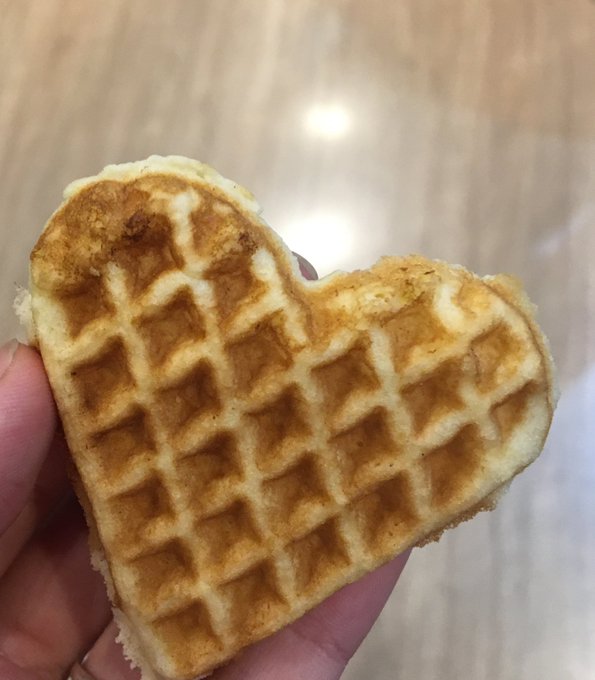 acabei de ganhar um saquinho desses waffles do dono de uma boulangerie kkk gente que coisa fofa https://t