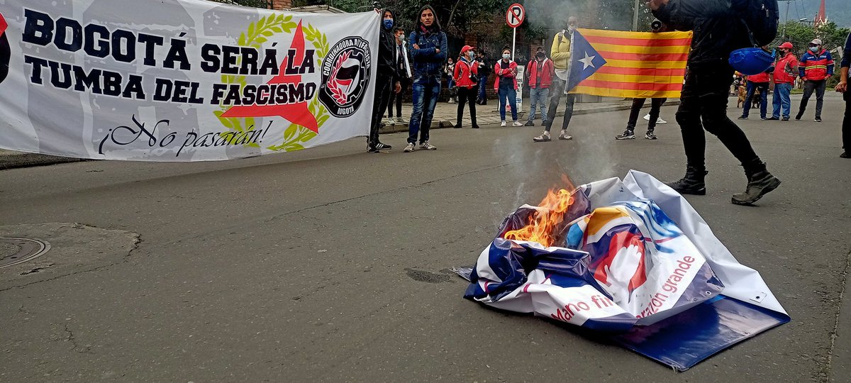 Teusaradio's tweet photo. En estos momentos un plantón frente al hotel Radisson en Bogotá donde el partido de ultraderecha Vox de España pretende hacer hoy un foro en el norte de la ciudad. https://t.co/ZwqMEsAFcu