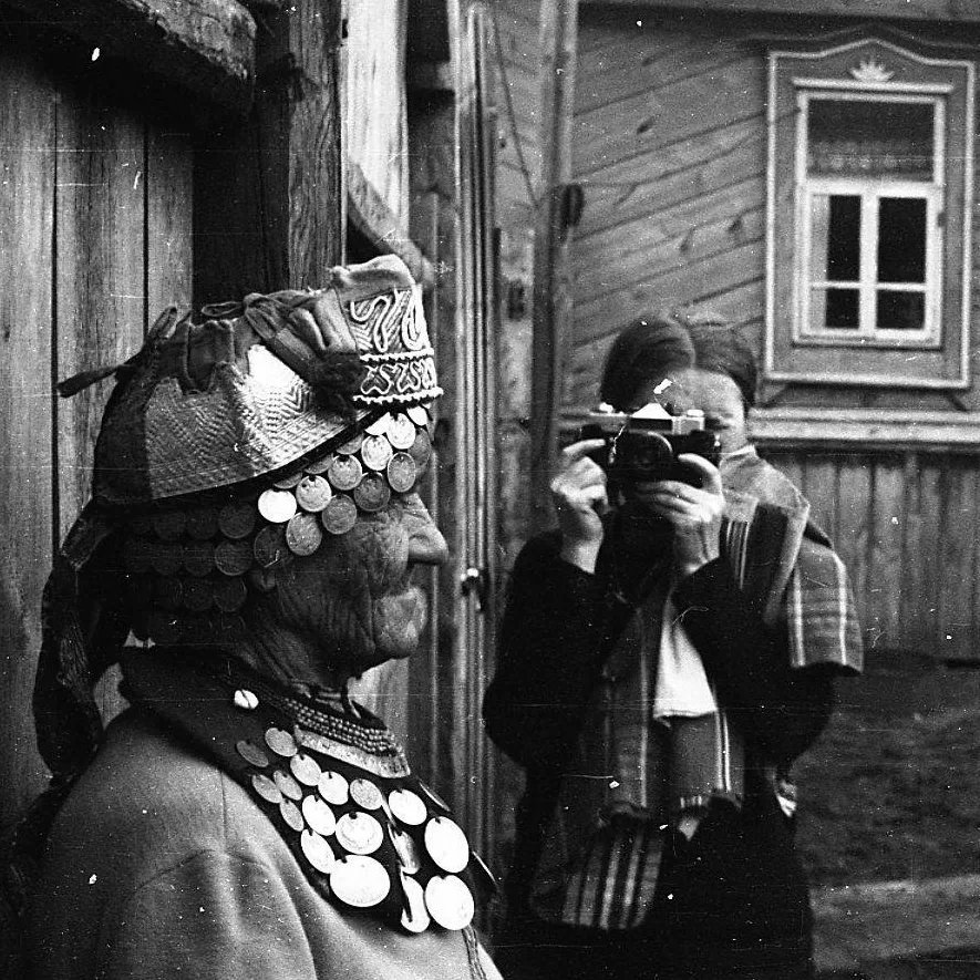 Пожилая женщина в старинном кряшенском головном уборе. 

Кряшены - этноконфессиональная группа татар-селян, исповедующая православие.