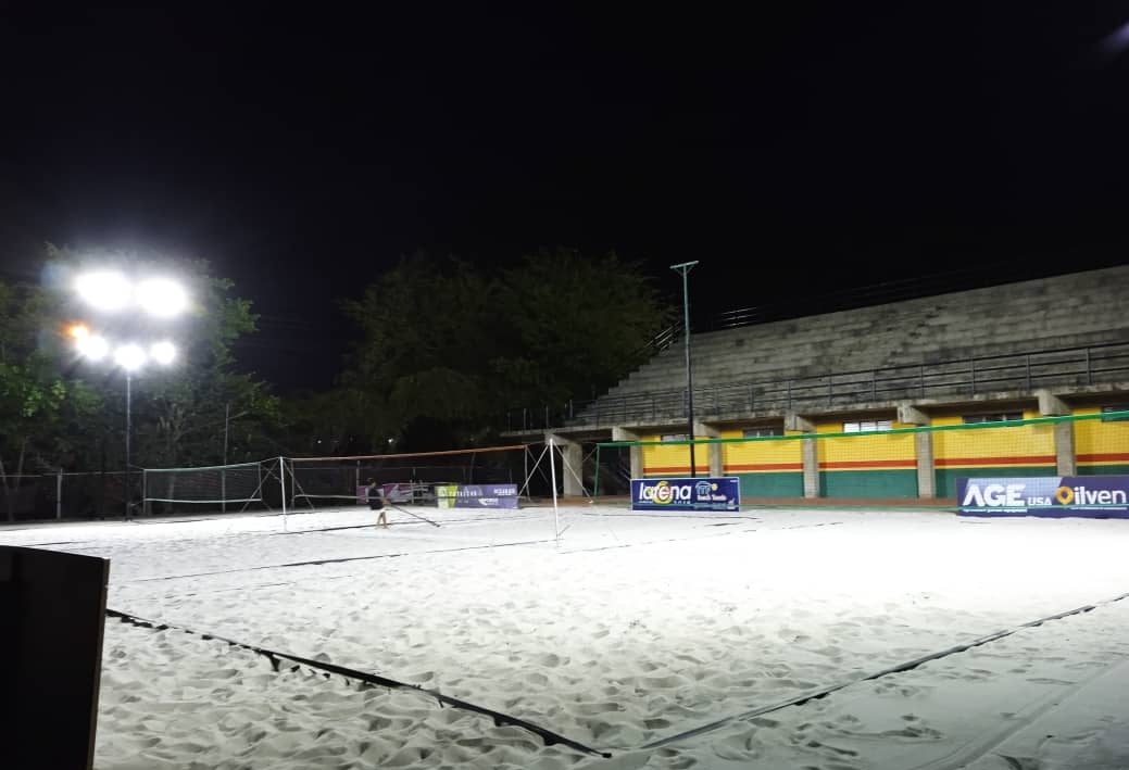 FUNDELA_LARA's tweet photo. #18Feb En el Complejo Deportivo "Variquisimeto" se viene realizando un excelente trabajo, vinculado con todos los actores sociales.

¿Qué opinan de la iluminación de este espacio deportivo?

@AdolfoP_Oficial
@gobiernodelara
@Educacionlara
@MervinMaldonad0
#PuebloValientePorLaPaz https://t.co/j1GOsCfSNs