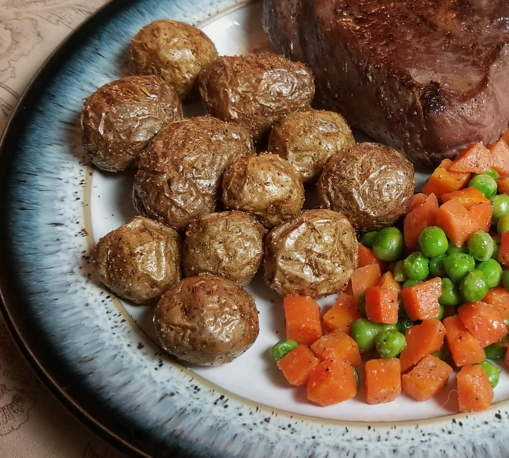 AvidlyRavenous's tweet photo. We all know that potatoes are amazing. Mash 'em, boil 'em, stick 'em in a stew...or just toss them in the air fryer. This super simple recipe for air fryer baby potatoes only takes 15 minutes and only requires 5 ingredients.  #airfryer #15minuterecipe

https://t.co/wrI2WDMaax https://t.co/TGAoawWW2W
