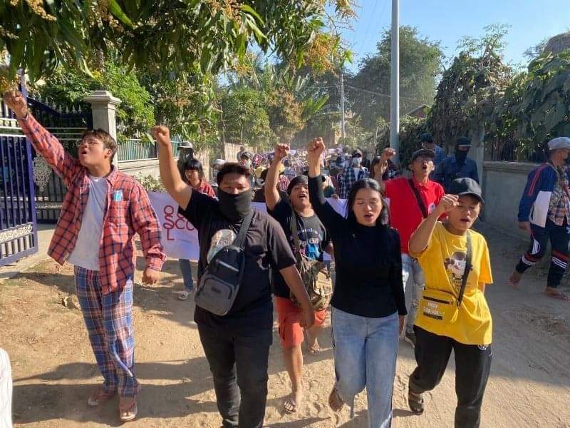 Khithitofficial's tweet photo. ဒီပဲယင်းတွင် အမျိုးသမီးများ ဦးဆောင်သည့် သပိတ်စစ်ကြောင်း ၂ခု ပူးပေါင်းကာ အကြမ်းဖက် စစ်ကောင်စီ တော်လှန်ရေး ချီတက် ဆန္ဒပြ

ရန်ကုန်၊ ဖေဖော်ဝါရီ ၁၈
Read More -> https://t.co/m3kClGY3Aj https://t.co/nLdvpYMNK7