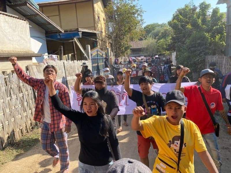 Khithitofficial's tweet photo. ဒီပဲယင်းတွင် အမျိုးသမီးများ ဦးဆောင်သည့် သပိတ်စစ်ကြောင်း ၂ခု ပူးပေါင်းကာ အကြမ်းဖက် စစ်ကောင်စီ တော်လှန်ရေး ချီတက် ဆန္ဒပြ

ရန်ကုန်၊ ဖေဖော်ဝါရီ ၁၈
Read More -> https://t.co/m3kClGY3Aj https://t.co/nLdvpYMNK7