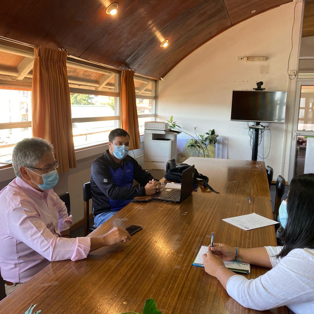 Esta mañana, la Seremi <a href="/BarbaraAgueroM/">Bárbara Agüero.</a> estuvo con el Director de DAEM #RioBueno Luis Reyes y parte de su equipo 👏
Conversaron sobre el retorno presencial 2022, los proyectos financiados por el <a href="/Mineduc/">Ministerio de Educación</a>, que terminan sus obras este verano, y sus inauguraciones 🎉💥