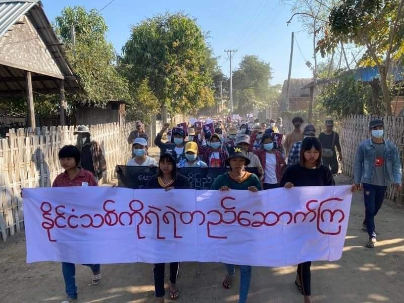 Khithitofficial's tweet photo. ဒီပဲယင်းတွင် အမျိုးသမီးများ ဦးဆောင်သည့် သပိတ်စစ်ကြောင်း ၂ခု ပူးပေါင်းကာ အကြမ်းဖက် စစ်ကောင်စီ တော်လှန်ရေး ချီတက် ဆန္ဒပြ

ရန်ကုန်၊ ဖေဖော်ဝါရီ ၁၈
Read More -> https://t.co/m3kClGY3Aj https://t.co/nLdvpYMNK7