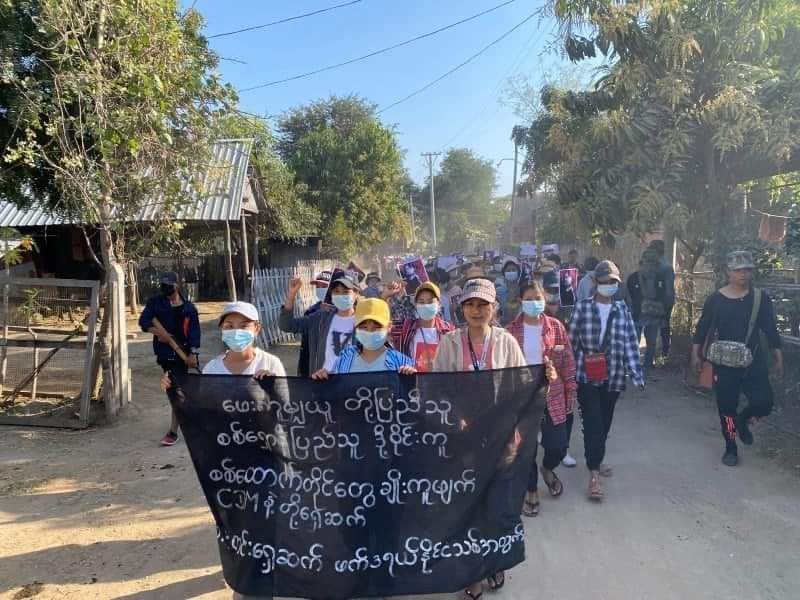 Khithitofficial's tweet photo. ဒီပဲယင်းတွင် အမျိုးသမီးများ ဦးဆောင်သည့် သပိတ်စစ်ကြောင်း ၂ခု ပူးပေါင်းကာ အကြမ်းဖက် စစ်ကောင်စီ တော်လှန်ရေး ချီတက် ဆန္ဒပြ

ရန်ကုန်၊ ဖေဖော်ဝါရီ ၁၈
Read More -> https://t.co/m3kClGY3Aj https://t.co/nLdvpYMNK7