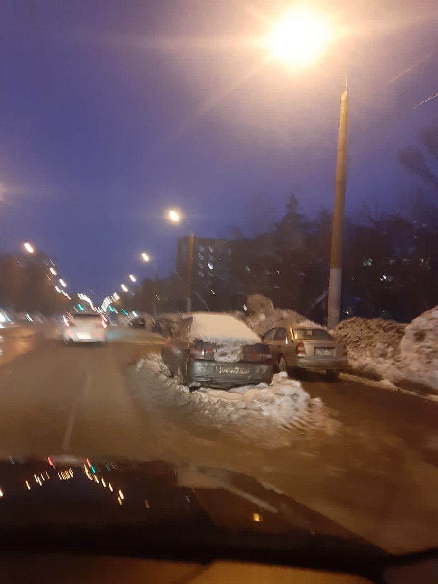 Абсурдная ситуация ул.Аэродромная от Авроры в сторону Энтузиастов. Неужели дорожникам нельзя работать в паре с эвакуатором. И это не единичный случай в городе. <a href="/DepGorHozSamara/">Департамент ГХиЭ</a> <a href="/MP_Blago63/">МП Благоустройство</a> <a href="/OOO_Kedr_1/">ООО Кедр-1</a>