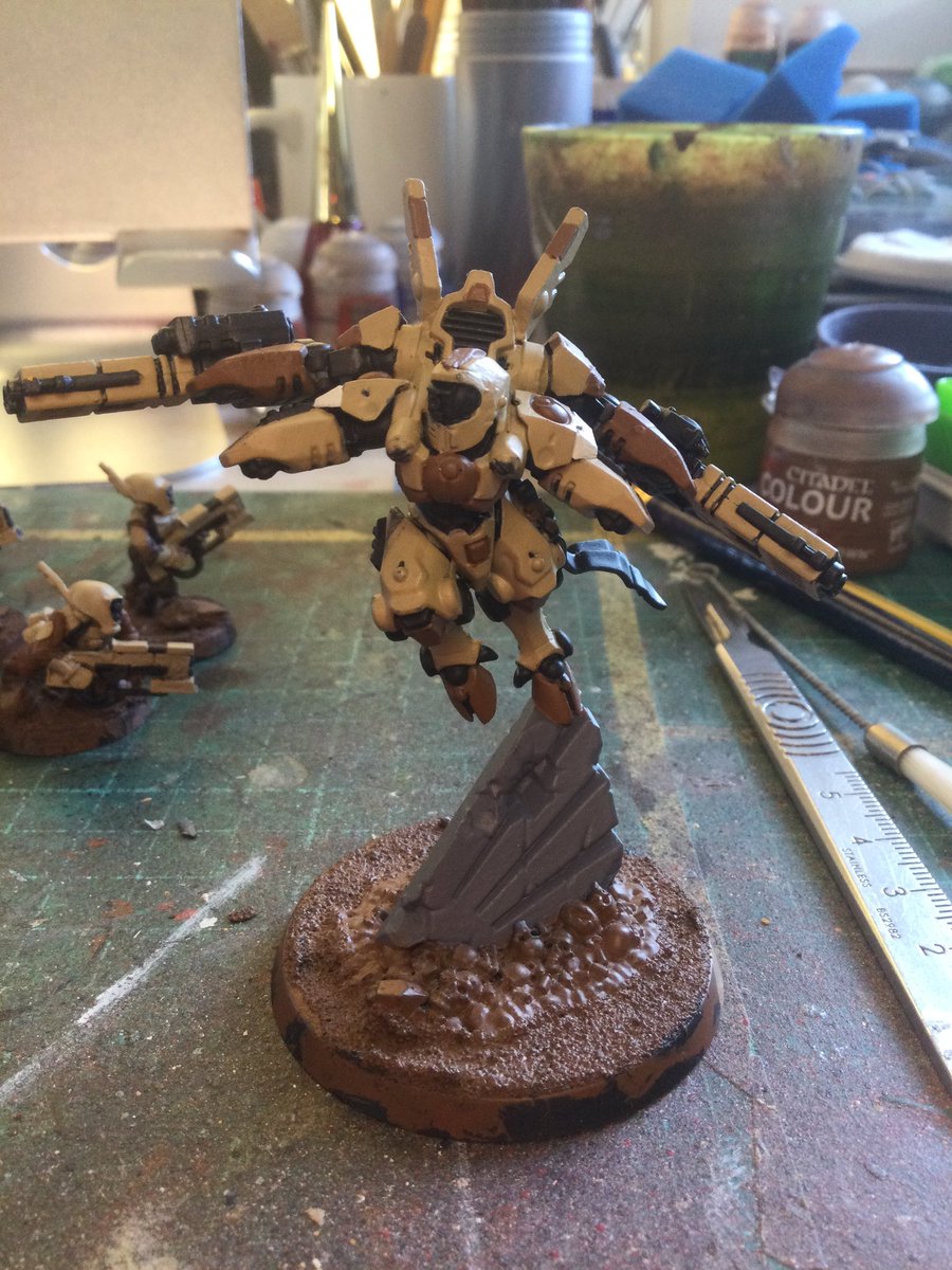 tiffanyszoneuk's tweet photo. I felt like it was a Tβau painting kind of day. More work on Shadowsun, some old school metal Pathfinders and Darkstrider. #warhammer40k #tauempire #warhammerpainting #warhammercommunity #paintingwarhammer #tausept #darkstrider #shadowdsun #commandershadowsun #paintingminiatures https://t.co/mY7c0vDiJS