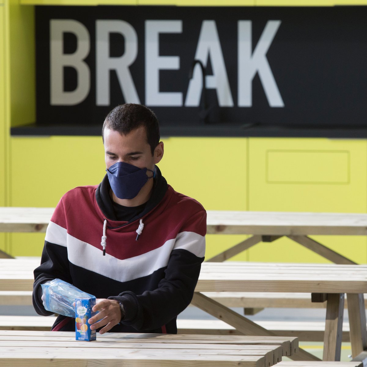 42malaga_ft's tweet image. 💥¡Es viernes y el cuerpo lo sabe!

Nuestros/as piscineros/as están trabajando muy duro para entrar al campus, por eso en #42MálagaFTef también tenemos espacios donde poder relajarse y desconectar 🧘🏻🎧💤

#keepcalmandcodeon