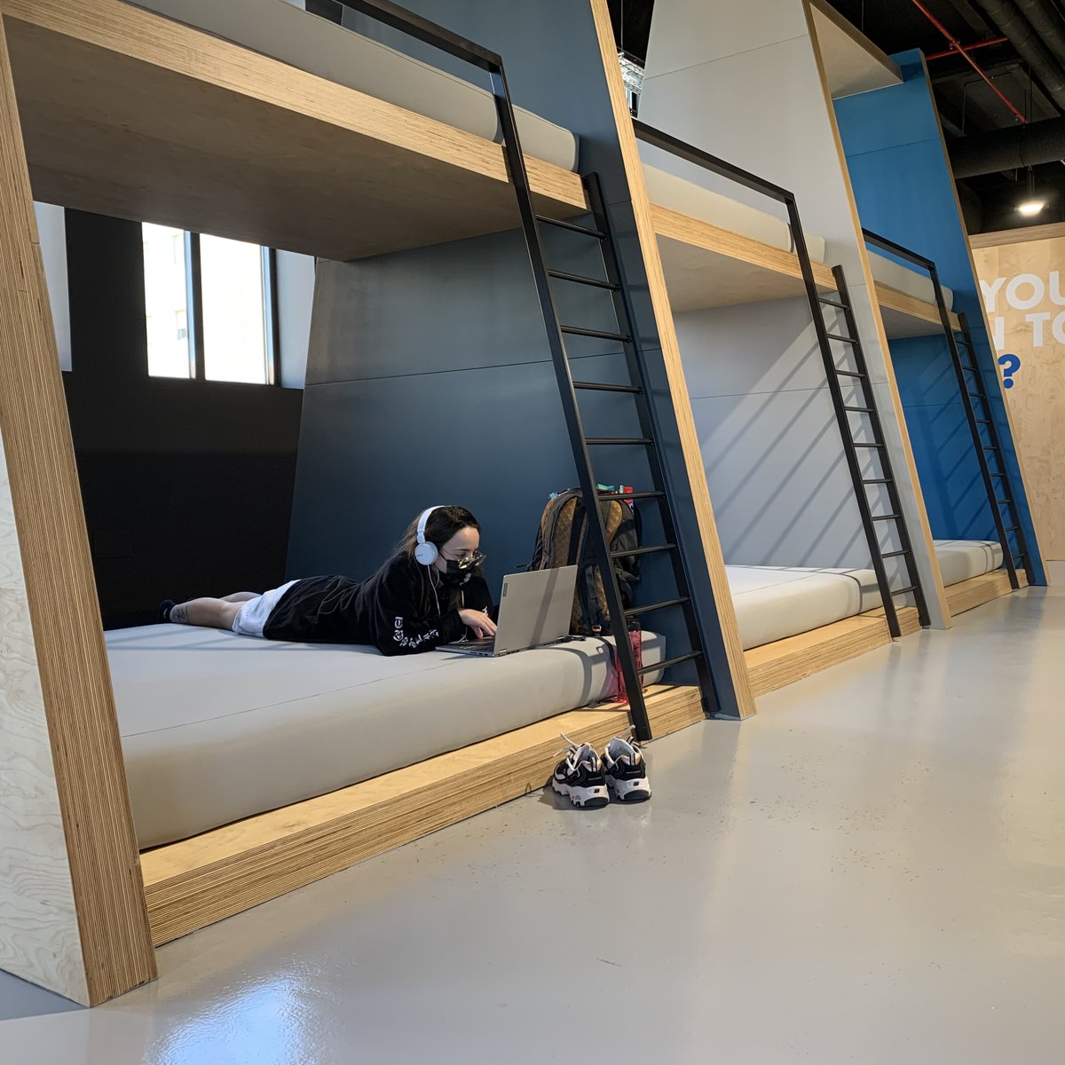 42malaga_ft's tweet image. 💥¡Es viernes y el cuerpo lo sabe!

Nuestros/as piscineros/as están trabajando muy duro para entrar al campus, por eso en #42MálagaFTef también tenemos espacios donde poder relajarse y desconectar 🧘🏻🎧💤

#keepcalmandcodeon