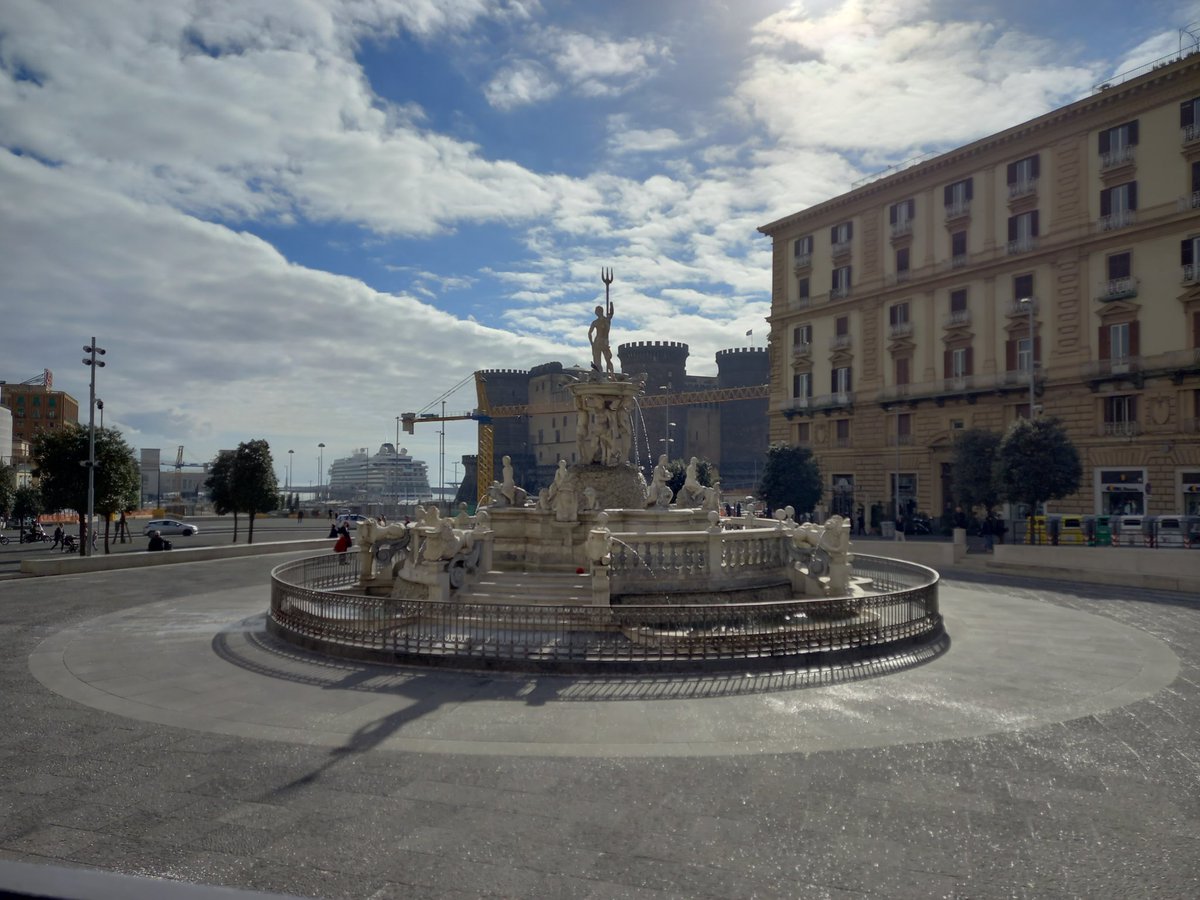 #Napoli #nuvole #clouds #PiazzaMunicipio #FontanaDelNettuno #CastelNuovo #MaschioAngioino #ombre 👸 #18febbraio2022