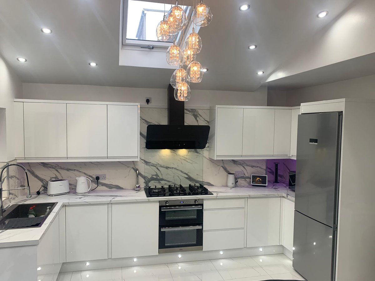 How cool is this funky kitchen! Contemporary and stylish. Interested in your own new dream kitchen? Why not like❤️ or re-tweet this post, then get in touch via our website homejoinery.co.uk for a bonus 5% off your quote! #kitchendesign #cool #kitchenrenovation #deals 😎😎