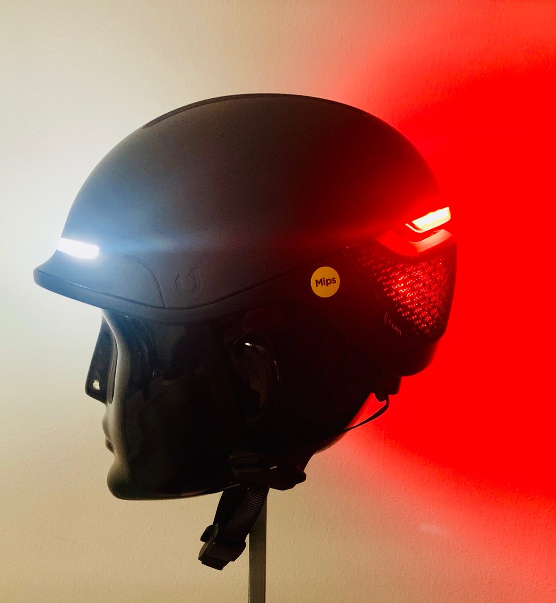 safety &amp; visibility in a stylish package
Der neue Velohelm von Unit1. MIPS Helm, inkl. Blinker Funktion mit Remote Navigation für Velolenker.

Jetzt bei Och Sport an der Bahnhofstrasse 56 in Zürich
Sportspezialist seit 1837.

#velohelm #safety #unit1 #velo #zürich #bahnhofstrasse