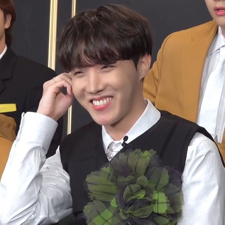 _thvluv's tweet image. happy birthday to our ray of sunshine, jung hoseok 🥺 thank you for lighting up our lives and for being our source of hope, we love you so much 💛

#happybirthdayjhope 
#uarourhope 
#HopeRightHere
#OurEternalHope
#KingOfStageJhope 
#PrideofGwangjuDay 
#FebruaryMiracle