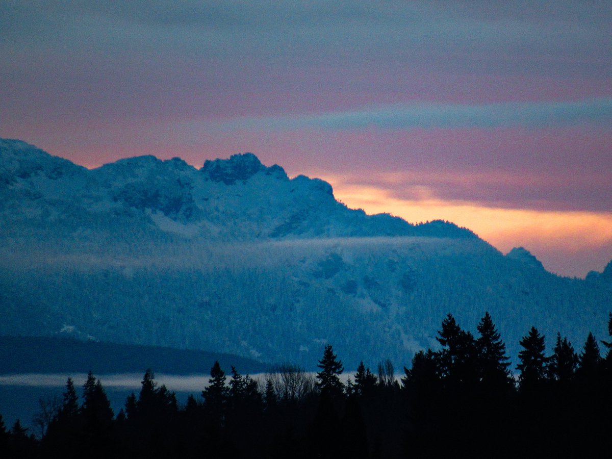 NWSSeattle's tweet photo. Cascade views at sunrise at NWS Seattle. #wawx https://t.co/11QnBUZvXC