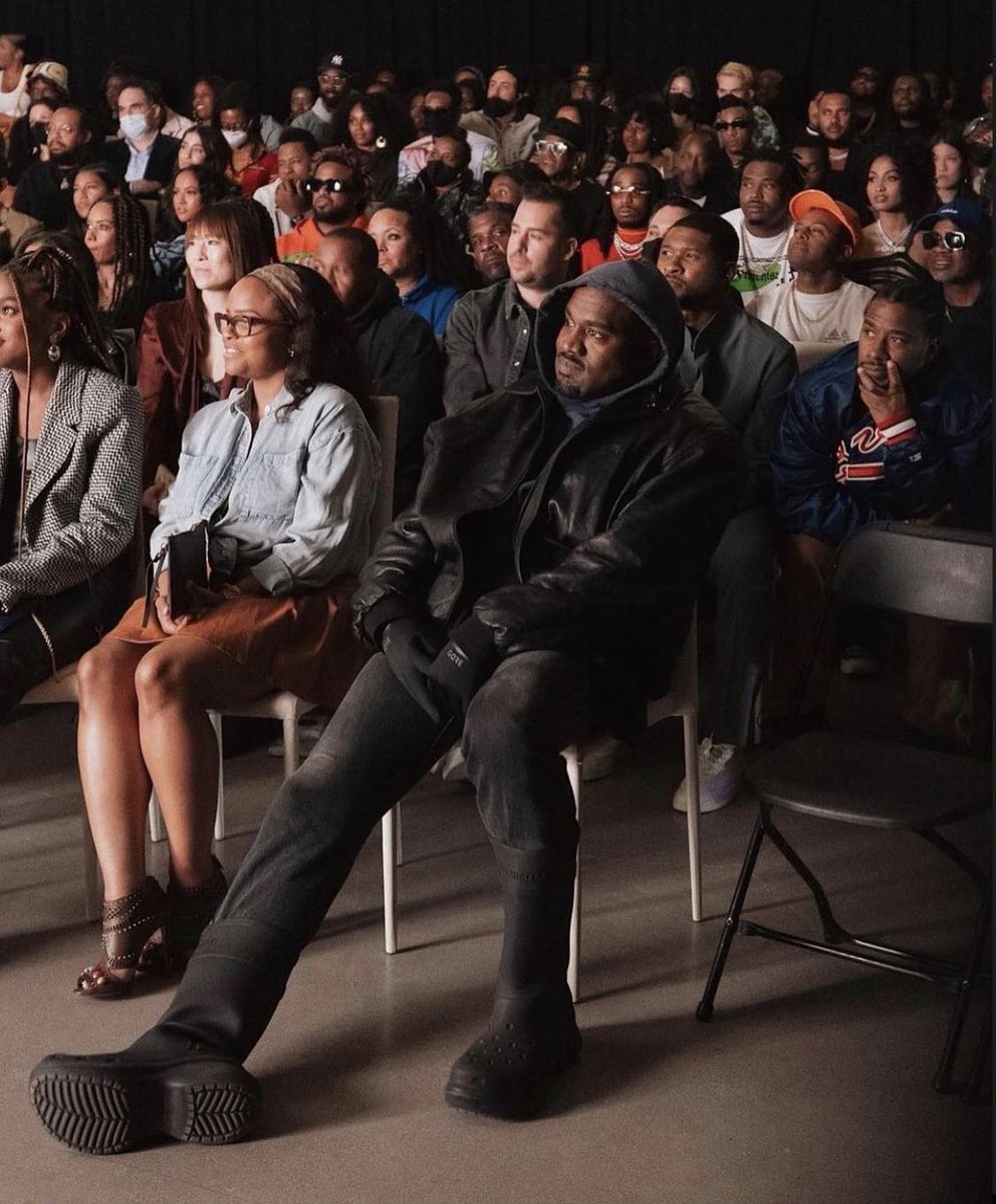 Kanye watching his own documentary « Jeen-Yuhs »