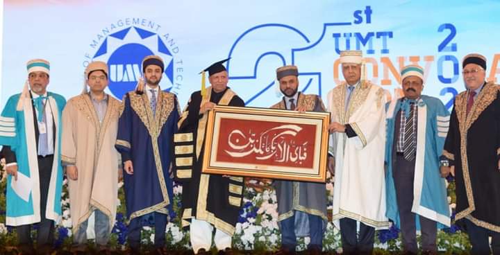 گورنر وچانسلر جامعات پنجاب  چوہدری محمد سرور کی UMT کے کانوکیشن میں بطور مہمان خصوصی شرکت۔ طلبا و طالبات میں اسناد اور میڈلز تقسیم کیے۔ انھوں نےکہاکہ یونیورسٹیز میں میرٹ کےنفاذ کو یقینی بنارہے ہیں تاکہ تعلیمی معیارمیں بہتری آٸے۔
#highereducation #UMT