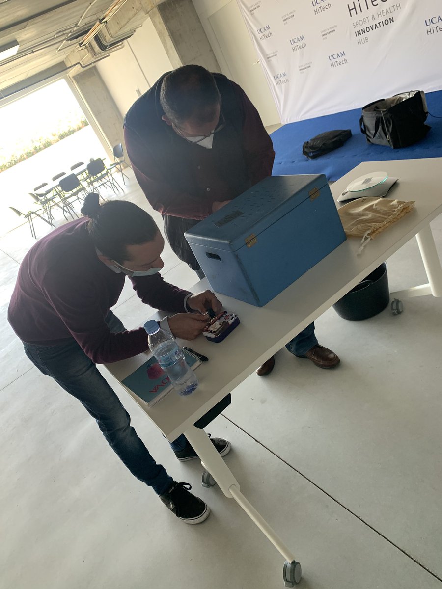 HitechUCAM's tweet photo. 💥📦 #TeamBuilding #TheBoxGame 💥📦 en #FlowBootcamp con @escape_play 🟡 

¿¿Qué equipo conseguirá antes resolver el #reto?? https://t.co/m2NrHtvFZa