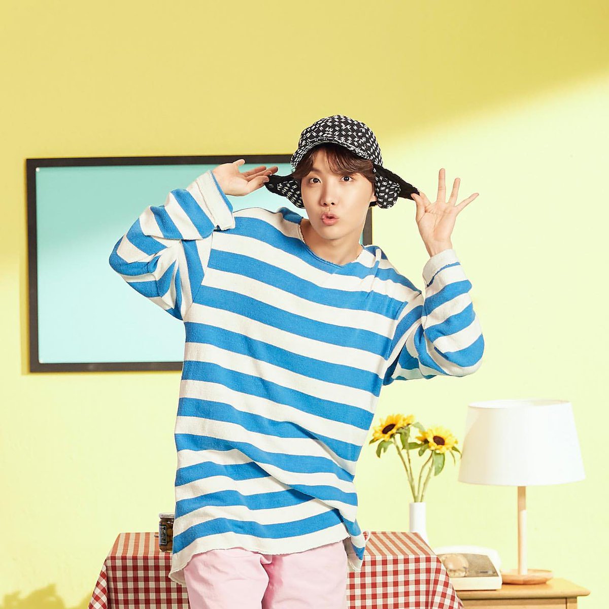 201202dd's tweet photo. ばんたんとアミの太陽！ホビたん🌻💜💜

생일 축하해〜〜🥰🤍🤍🤍 

#HAPPYJHOPEDAY https://t.co/ZIqbx4y0YL