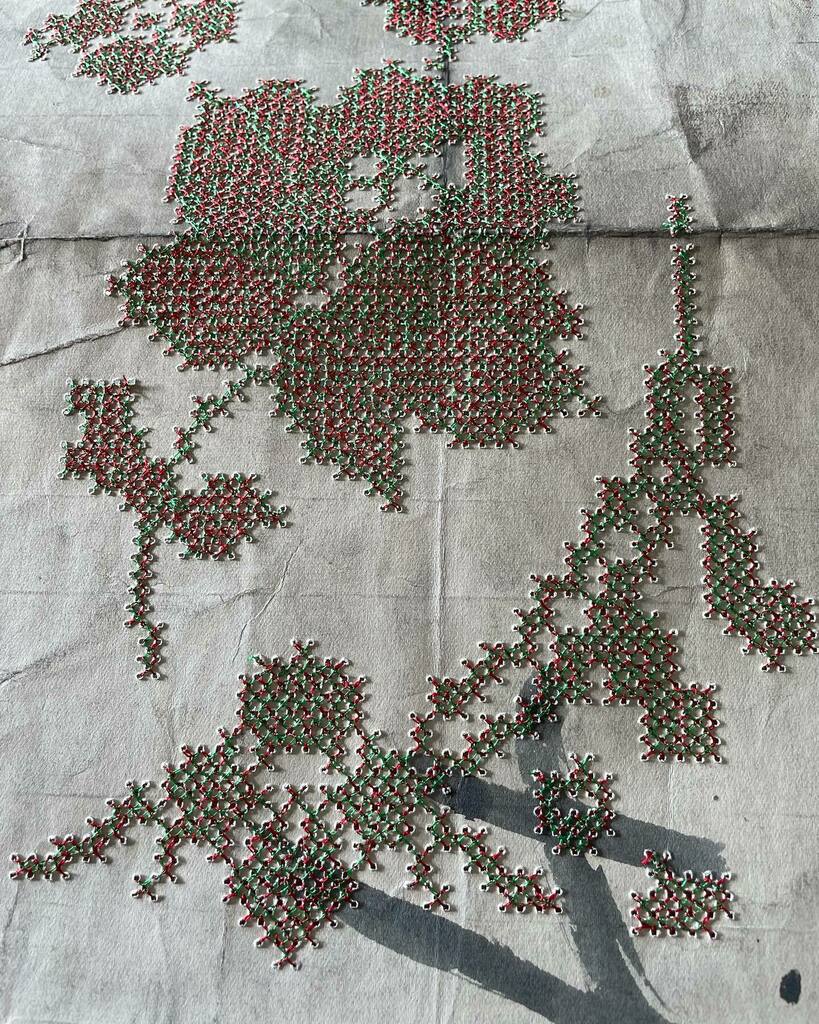 jcmiddlebrook's tweet photo. Sometimes the reverse is more beautiful as the front side! #embroidery #lacedesign #textileheritage https://t.co/Qxp7W8akT2 https://t.co/yoFyRFAymq