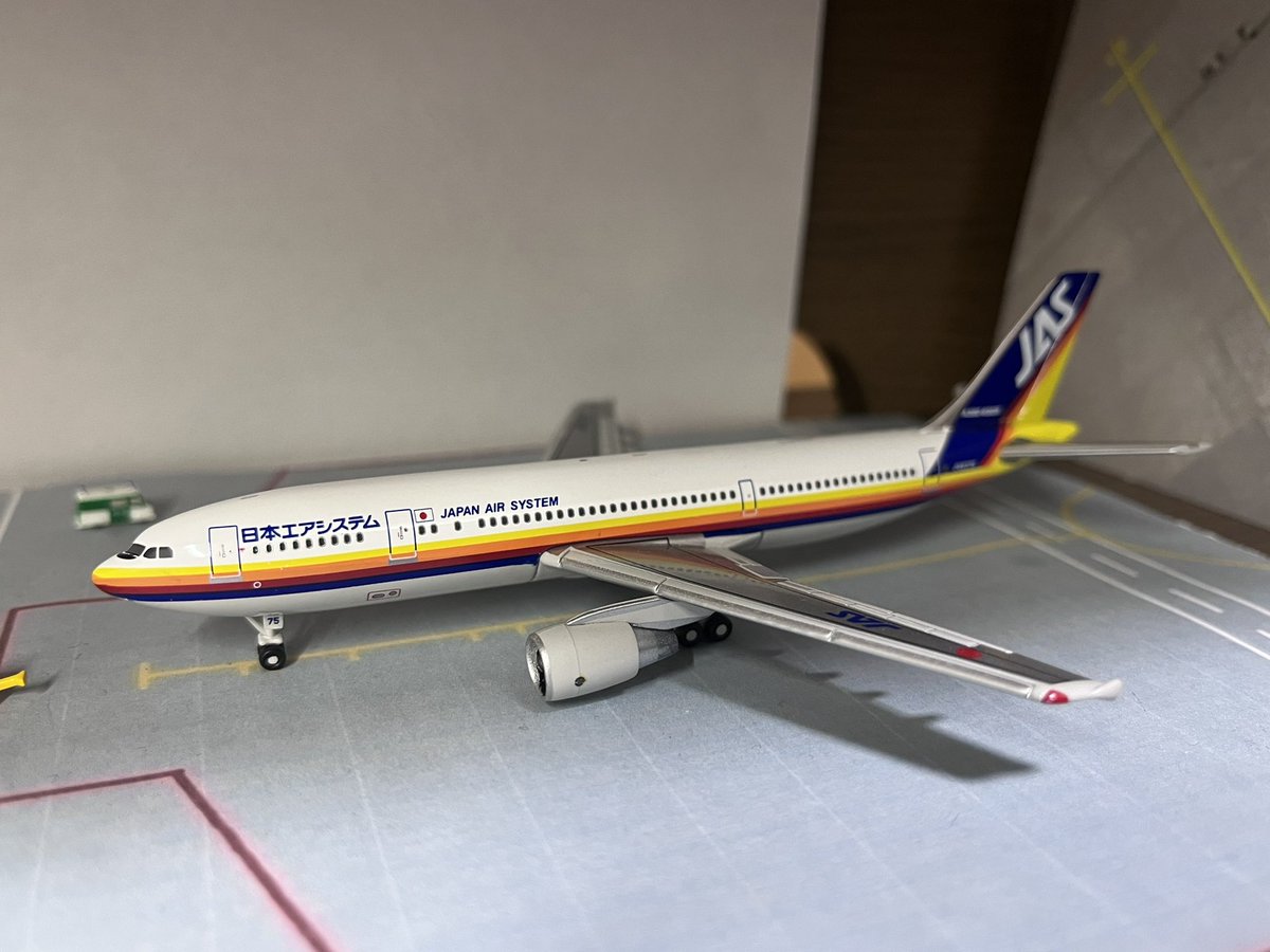 Boeing727_281's tweet photo. #JapanAirSystem 🇯🇵
#A300B4-622R
🇯🇵JA8375
1/400 DeAGOSTINI
JASのA300
元エアバスのコーポレートカラーのレインボーカラー
さすがA300にも似合っている
JALでこれの復刻塗装とか無いもんかなあ https://t.co/Ssdm1zUjKv