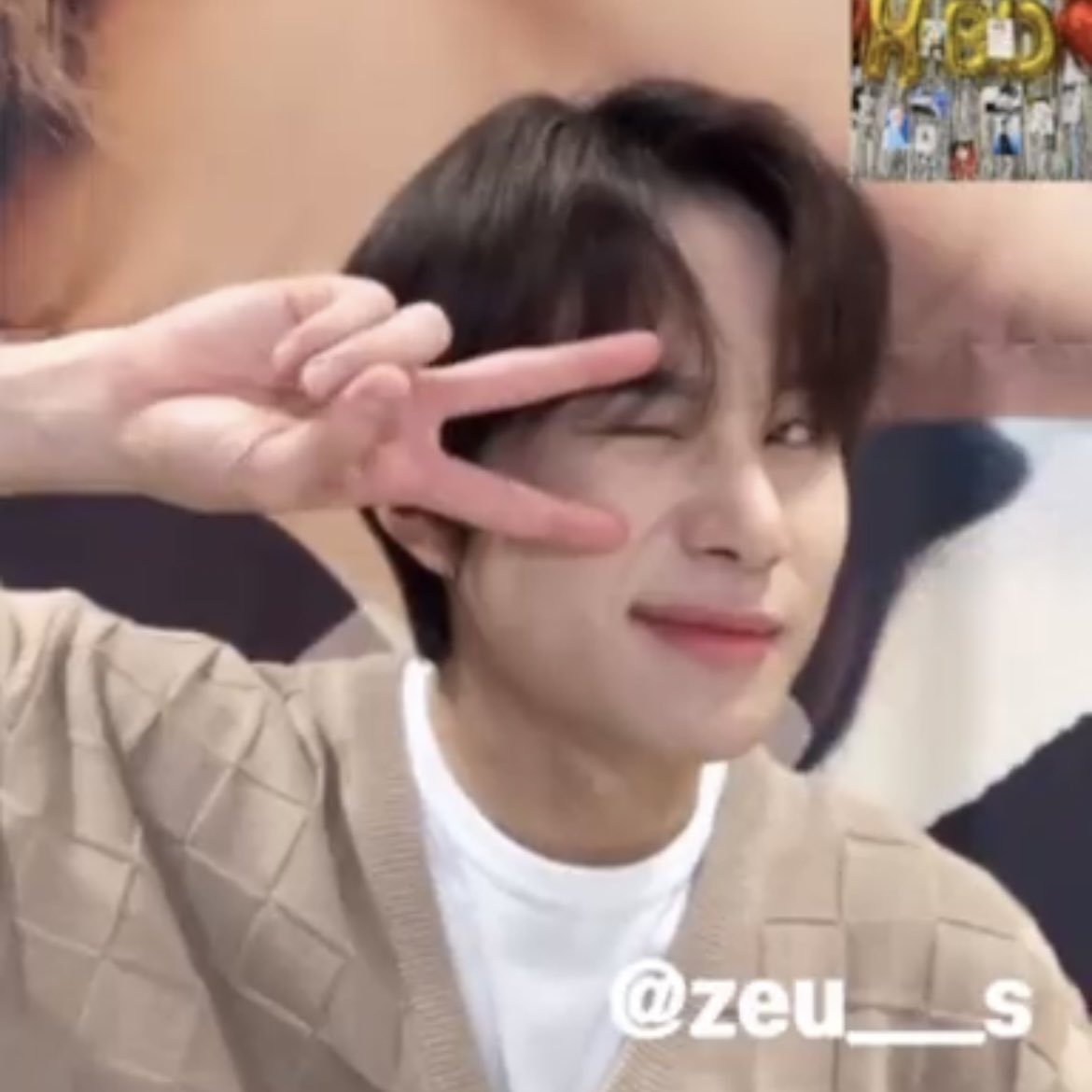 zt_on_'s tweet photo. 정우 새로운 인생네컷 포즈 🤍 https://t.co/v9LX1vx6h4