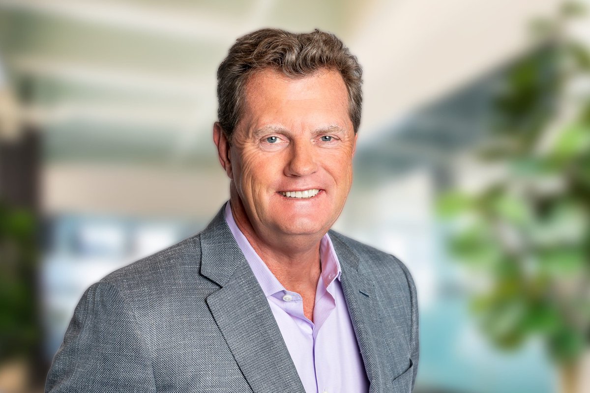 Frank Slootman is a beast:

-took DataDomain from 0 to 2.4 billion 

-ServiceNow from 0.5 to 12 billion

-Snowflake from 3.5 to 100 billion

🤯🤯 

This is his amazing story👇👇