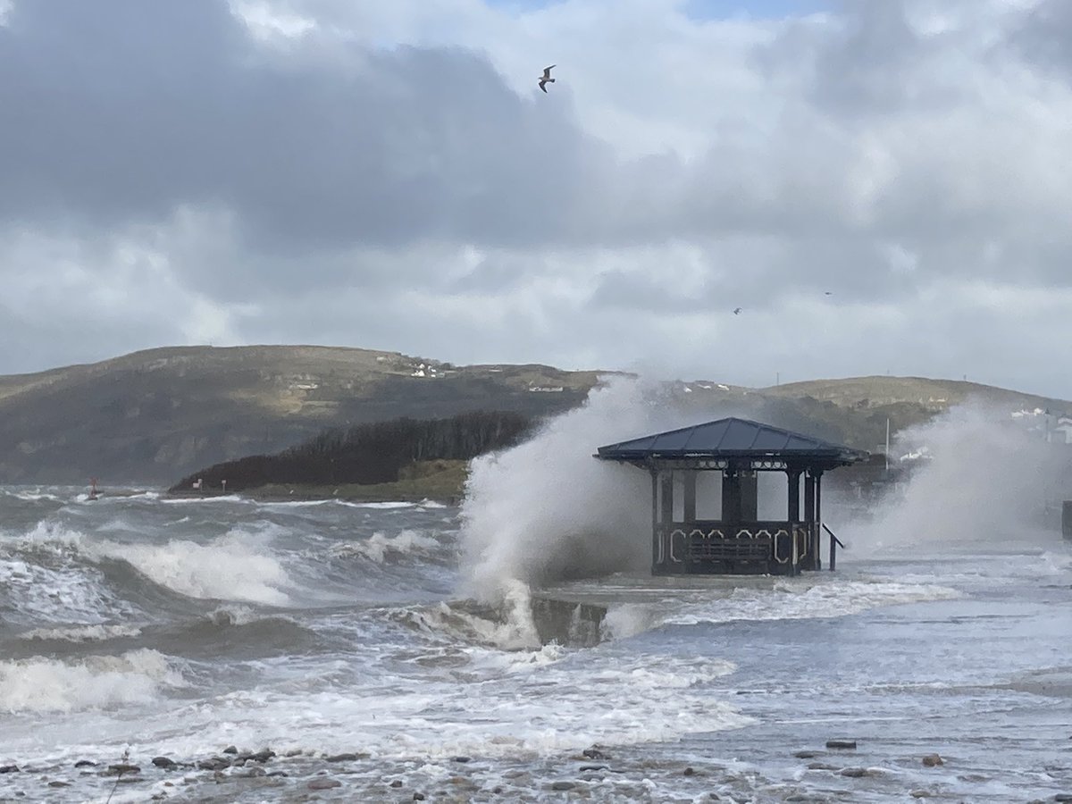 C_Dearden's tweet image. High tide at Deganwy under Storm Eunice.  (Taken from behind the safety of a flood barrier.)