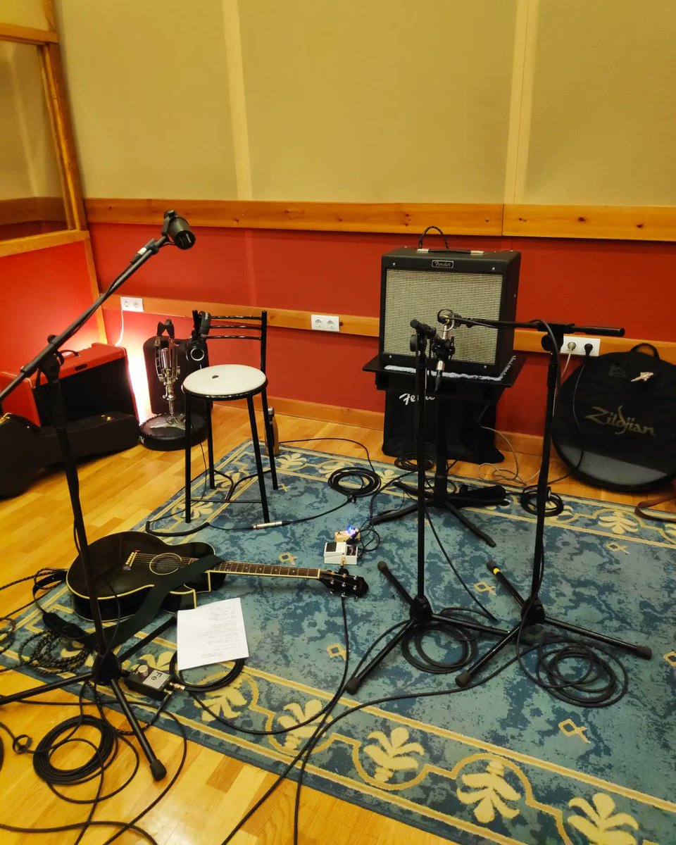 JamesRoomMusic's tweet photo. 🔴 Grabar en #elsubmarinorecords fue un pedazo de placer.
Dentro de nada os diremos cuándo podréis escuchar el resultado. Cuándo podréis escuchar #Etxean 💚🏠
Hasta entonces... Se me cuiden mucho. 😘 Ah, y podéis hacer el #presave ☝🏼
#JamesRoom #recording #bilbao #euskadi https://t.co/4stZvVwAJG